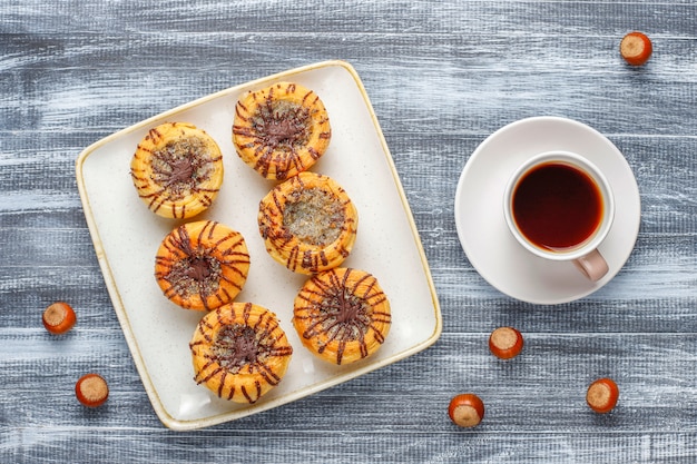 Biscoitos de nozes e chocolate com nozes ao redor, vista superior