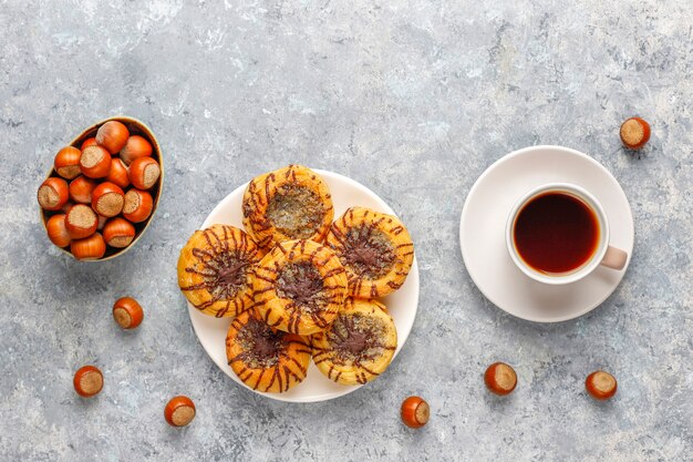 Biscoitos de nozes e chocolate com nozes ao redor, vista superior