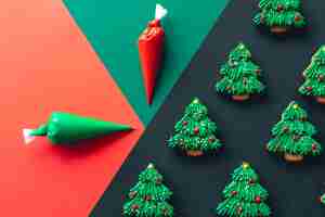 Foto grátis biscoitos de pão de gengibre em forma de árvore de natal cobertos com cobertura plana