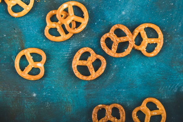 Biscoitos de pretzel em um fundo azul de madeira