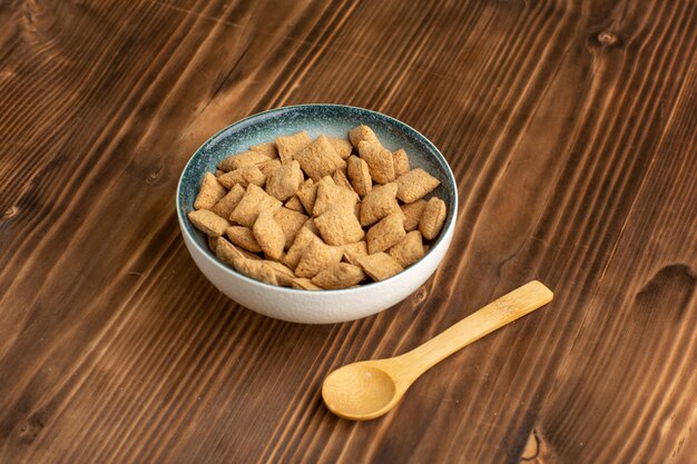 Biscoitos de travesseiro de frente, biscoitos doces na mesa marrom