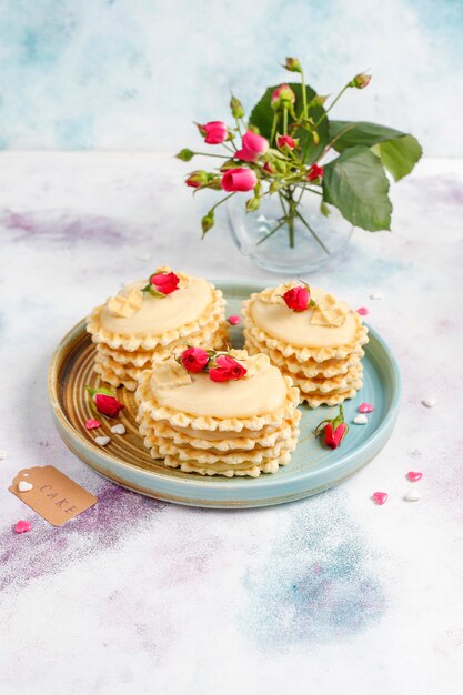 Biscoitos de waffle com creme caseiro delicioso.