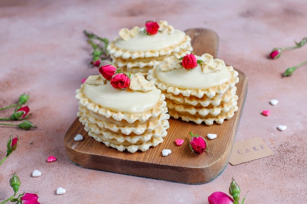 Biscoitos de waffle com creme caseiro delicioso.