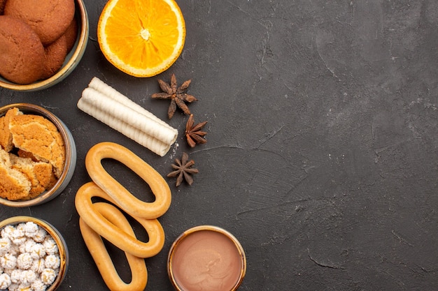 Biscoitos deliciosos com biscoitos na mesa escura de cima biscoitos biscoito açúcar sobremesa bolo doce