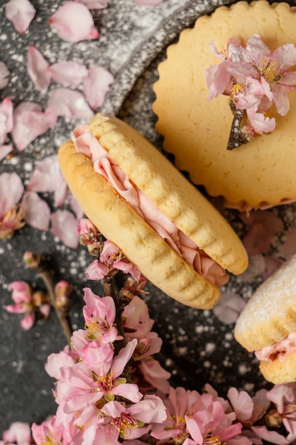 Biscoitos deliciosos com flores em vista de cima