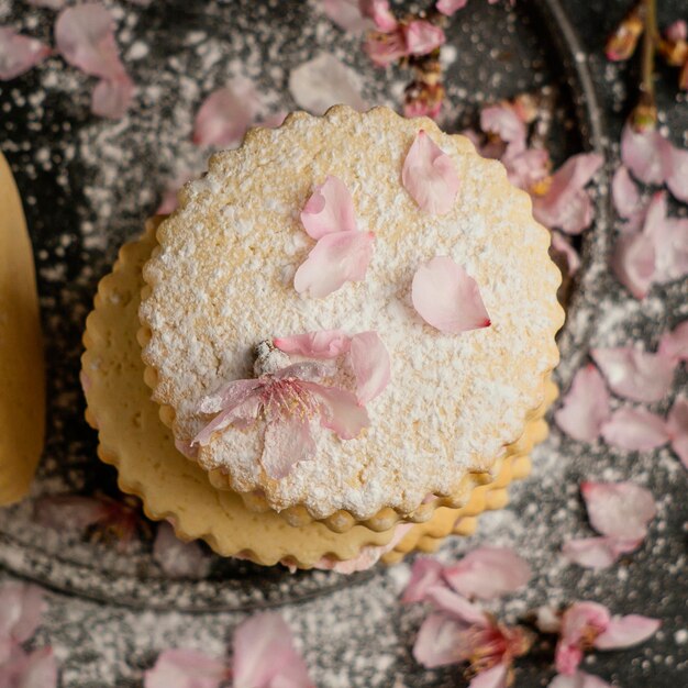 Biscoitos deliciosos com flores planas