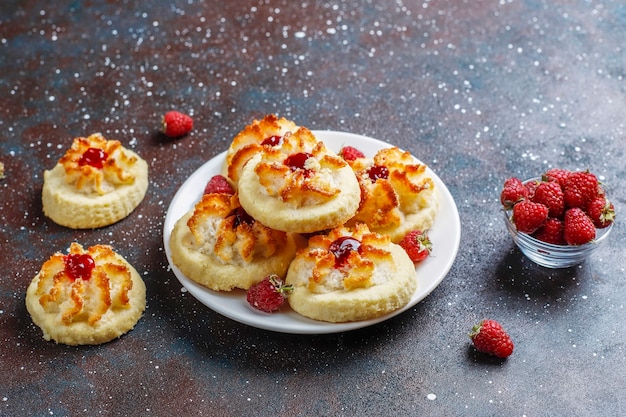 Biscoitos deliciosos com geléia de framboesa e framboesas frescas.