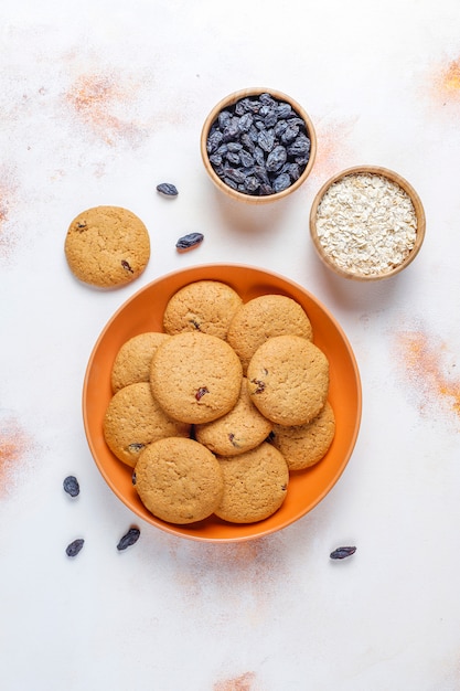 Biscoitos deliciosos com passas e aveia, vista de cima