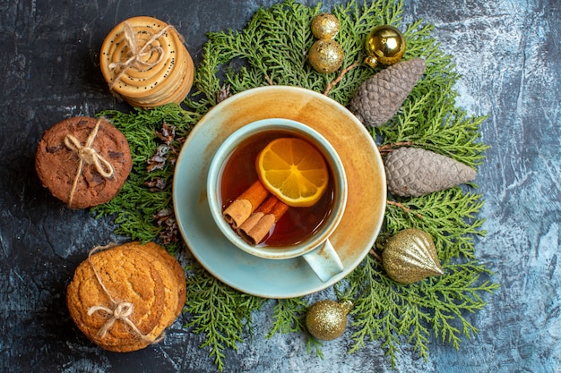 Biscoitos deliciosos com uma xícara de chá de cima