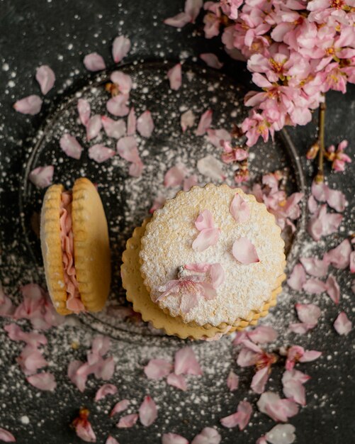 Biscoitos deliciosos com vista de cima de flores