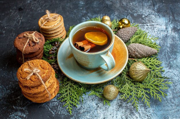 Biscoitos deliciosos de frente com uma xícara de chá na superfície clara