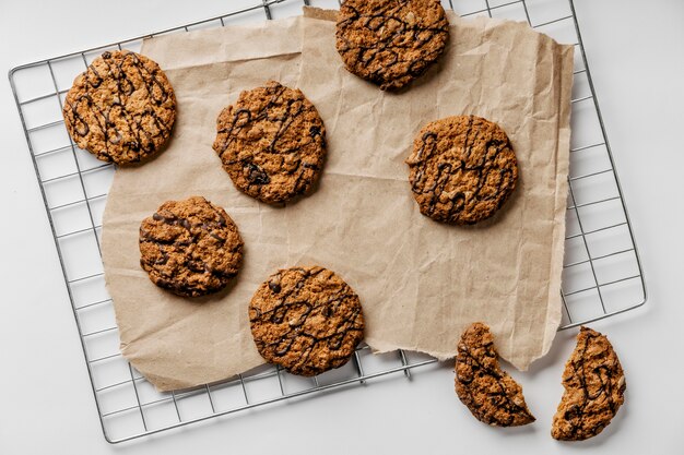 Biscoitos deliciosos em papel manteiga