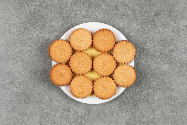 Biscoitos deliciosos recheados com creme no prato branco