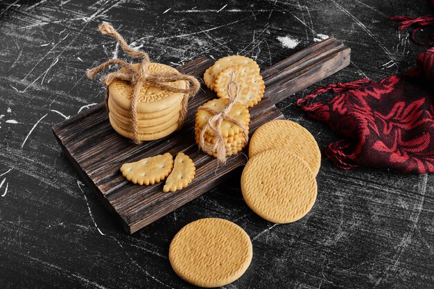 Biscoitos dietéticos crocantes em uma placa de madeira.