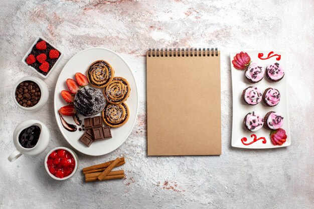 Biscoitos doces com bolo de chocolate no fundo branco Biscoito Biscoito Bolo Doce Chá De Açúcar