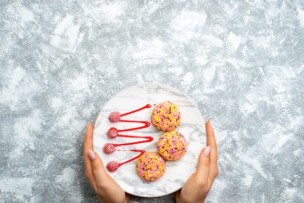 Foto grátis biscoitos doces com creme na mesa branca biscoito biscoito torta de açúcar bolo chá doce