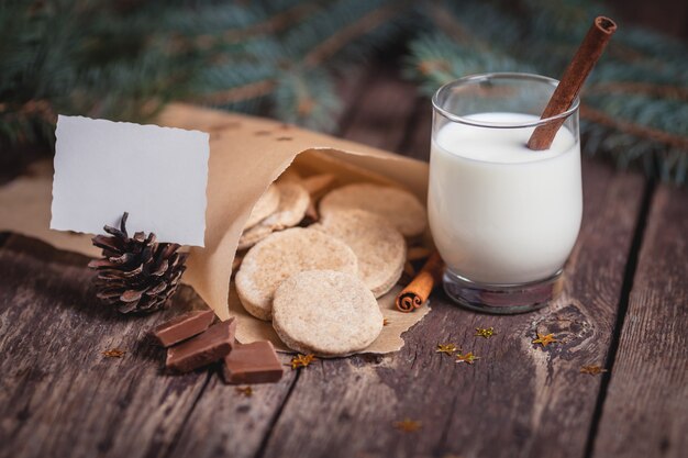 Biscoitos doces de Natal com leite em mesas de madeira