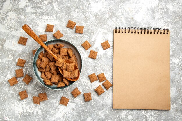 Foto grátis biscoitos doces de travesseiro em cima de biscoitos de mesa brancos com leite para crianças