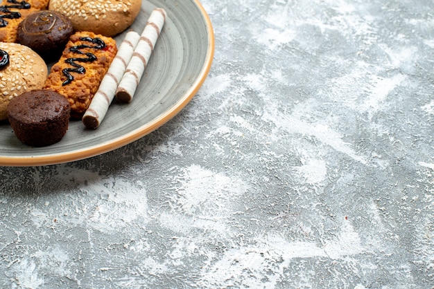 Foto grátis biscoitos doces de vista frontal dentro do prato em um espaço em branco claro