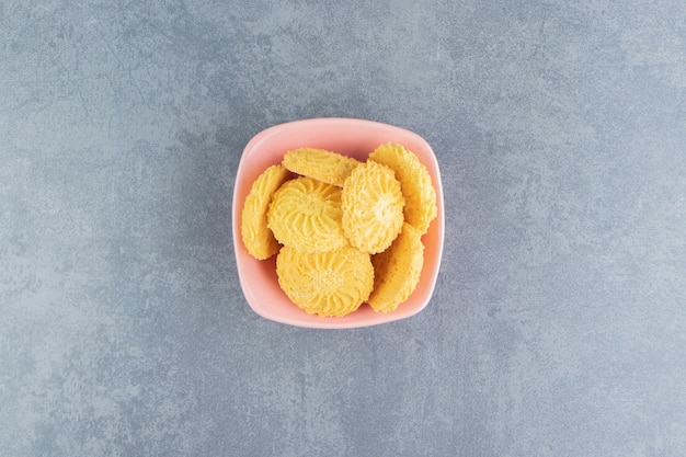 Biscoitos doces deliciosos em uma tigela rosa.