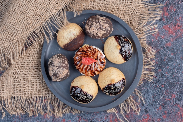 Foto grátis biscoitos doces diferentes na placa preta