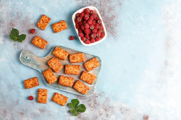 Foto grátis biscoitos doces e deliciosos de geléia de framboesa com framboesas maduras, vista de cima