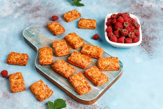 Foto grátis biscoitos doces e deliciosos de geléia de framboesa com framboesas maduras, vista de cima