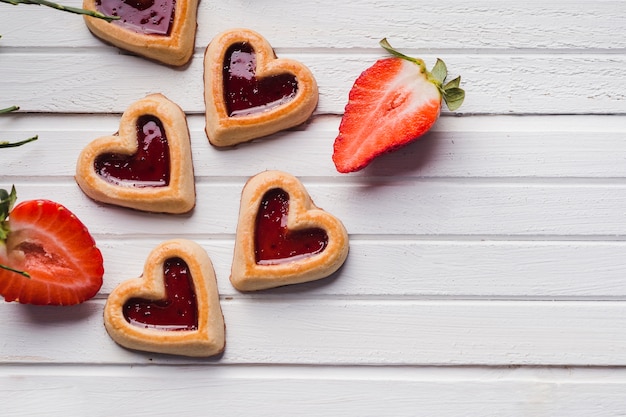 Biscoitos doces saborosos deitado perto de morangos