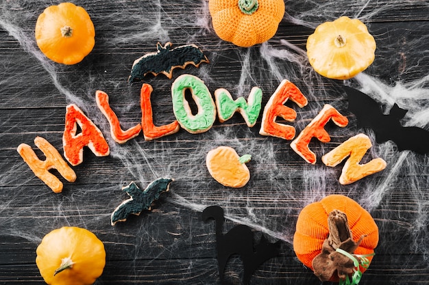 Foto grátis biscoitos e abóboras de halloween