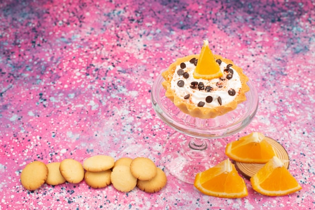 Foto grátis biscoitos e bolo com fatias de laranja na superfície brilhante biscoito biscoito bolo de frutas doce