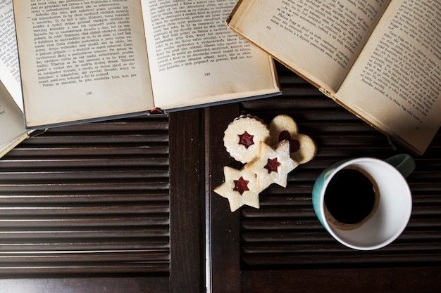 Biscoitos e café perto de livros