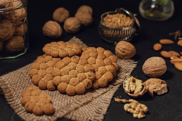 Biscoitos e nozes na superfície preta