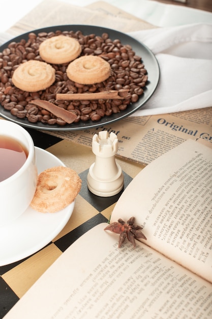 Foto grátis biscoitos e um livro na mesa