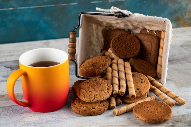 Biscoitos e uma xícara de chá