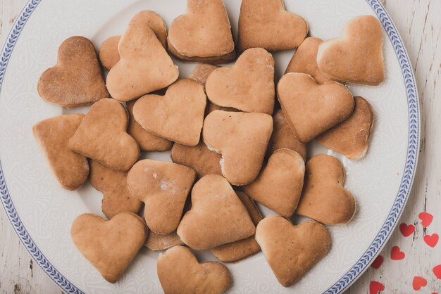 Biscoitos em forma de coração em uma placa