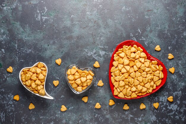 Biscoitos em forma de coração em uma tigela em forma de coração.
