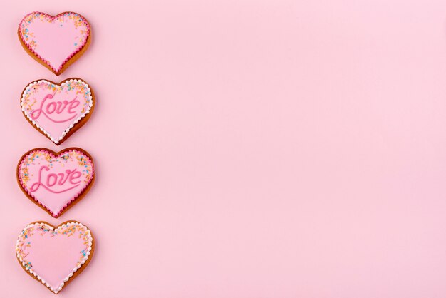 Biscoitos em forma de coração para dia dos namorados com granulado