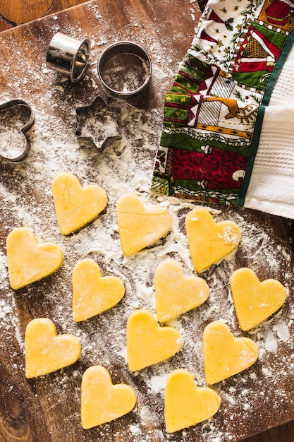 Foto grátis biscoitos em forma de coração perto de toalha e cortadores