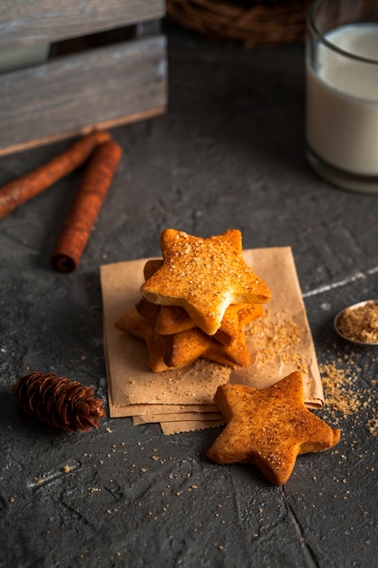 Biscoitos em forma de estrela de alto ângulo