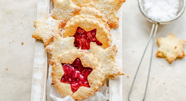 Foto grátis biscoitos em forma de estrela recheados com molho de cranberry