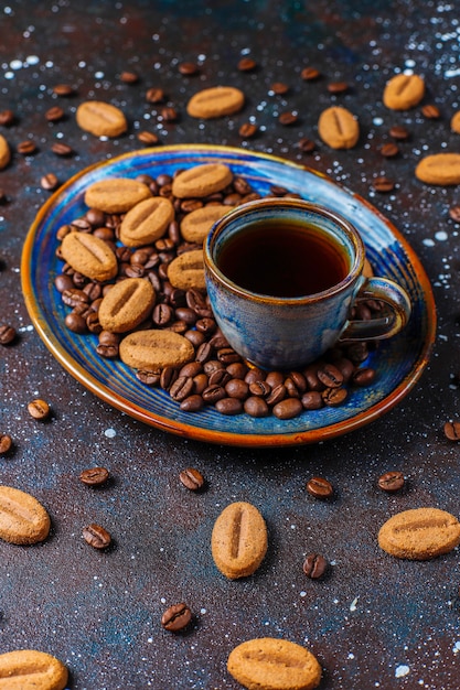 Biscoitos em forma de feijão de café e grãos de café.