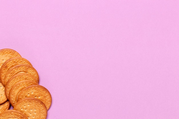 Biscoitos em um canto e copie o espaço fundo rosa