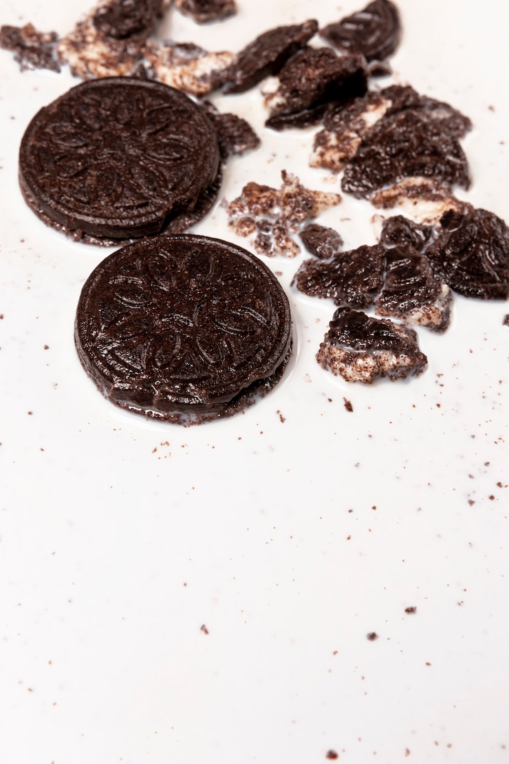 Foto grátis biscoitos esmagados no leite derramado