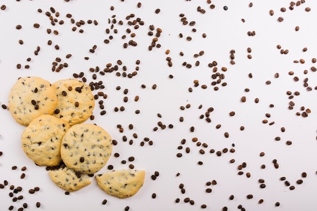 Biscoitos frescos e grãos de café