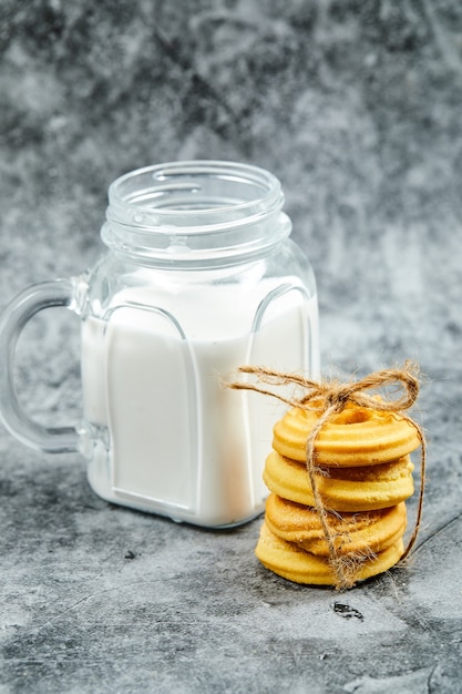 Biscoitos frescos e leite.