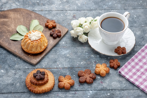 biscoitos gostosos doces com xícara de café em cinza