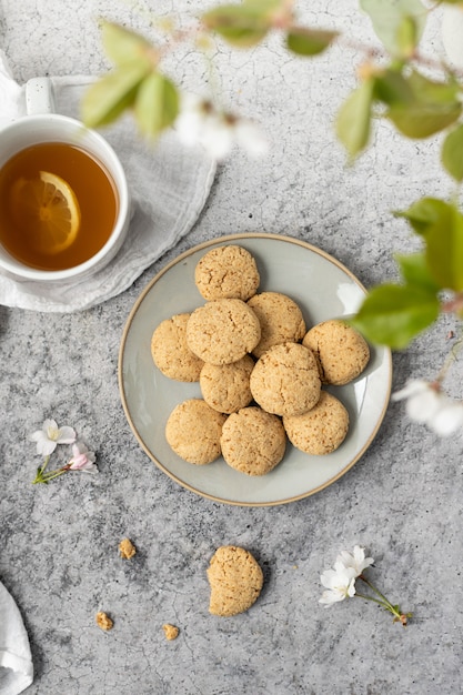 Biscoitos marrons na placa cerâmica cinza