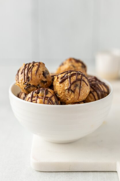 Biscoitos marrons na tigela de cerâmica branca