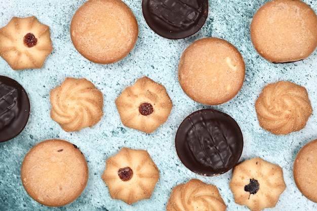 Biscoitos misturados em uma mesa azul.