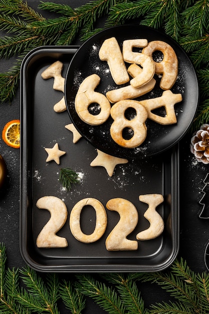 Foto grátis biscoitos na celebração de ano novo de bandeja